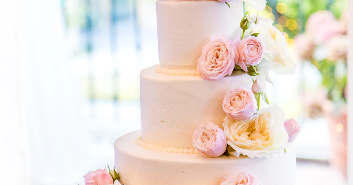 Višespratna svadbena torta sa elegantnom dekoracijom