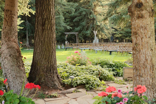 Venčanje na otvorenom u prirodi sa cvetnom dekoracijom